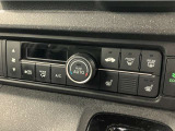 フルオートエアコンが装備されています!お好みの温度設定をするだけでエアコンの風量やモードの切り替えを自動でコントロールしてくれます!ユーザーの操作が少なく燃費走行にもつながります!
