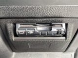 【ETC】有料道路を利用する際に料金所で停止することなく通過できる、ETC車載器(ノンストップ自動料金収受システム機器)が装備されています。セットアップを行うことで利用可能になります。