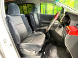 運転席まわりには十分なスペースがあり、大柄な方でもゆったり運転していただける環境です。
