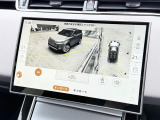 【3Dサラウンドカメラ】周囲の安全確認をアシストする機能です。3D車外ビュー、360&deg;オーバーヘッドビューを 利用して、狭いスペースでも安心、スムーズに運転操作ができます。