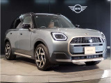 MINIのフロントグリルのデザインはイギリスで生まれた当初から、シルバーのサイドバーが折り重なった伝統的なデザインで御座います。その伝統はBMWのお車になってからでも少しずつ形を変えて守られております