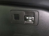 ラゲージ右側には、アクセサリーコンセント(AC100V・100W)が設置されています。