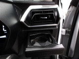 運転席のカップホルダーはエアコンの吹き出し口にありますので冷やしたり温めたりすることが出来ます☆
