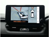 サイドクリアランスビュー表示中に、旋回時の運転操作に合わせて自動で車両を斜め後方から見たような映像を表示。