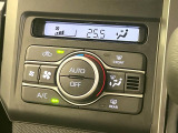 【オートエアコン】一度お好みの温度に設定すれば、車内の温度を検知し風量や温度を自動で調整。暑い&hellip;寒い&hellip;と何度もスイッチ操作をする必要はありません。快適な車内空間には必須の機能ですね♪