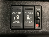【両側パワースライドドア】両側がパワースライドドアになっており、運転席のスイッチやスマートキーでも開閉が可能です!開口部も広いので乗り降りも楽々♪