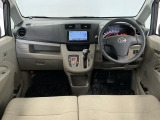 【インパネ】運転のしやすさを最優先に設計された見晴らしの良いフロントビュー。車両間隔が掴みやすく狭い道でも安心♪「安全」と「品質」を最優先に、安心してお乗りいただけるクルマを提供いたします。