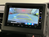リバースギアに入れるだけで後方の表示へ切り替わります。夜間や雨の日の駐車も楽になりますよ。