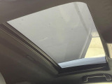 【サンルーフ】開放感たっぷりの希少装備、サンルーフが装着されています!車内に明かりを取り入れたり景色を楽しむ以外にも、車内の空気も簡単に換気できて快適です!
