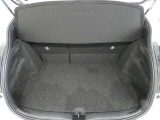 広く開口部の大きいラッゲージルームは、荷物の出し入れも楽です。トノカバーがあるのでプライバシーも守られますね。