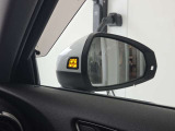 後方死角の車を検知してライトの点灯でお知らせしてくれるサイドアシストを装備。ドライバーの運転をアシストしてくれます。