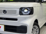 【LEDヘッドライト】悪天候や夜間走行時も良好な視界を確保し安心して運転できる高輝度LEDヘッドライトを装備!点灯速度が早く、消費電力も抑えられています。