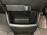 アクセサリーソケットはUSBのアダプターなどをつければ、スマホの充電にも使えます。周辺には物が置けるボックスがついています。