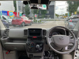 シンプルな運転席回りで操作も楽です