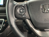 ステアリングにオーディオ操作スイッチが付いています。オーディオ画面に直接タッチしなくても操作が出来ますので、運転に集中できます。