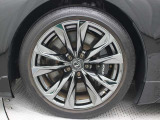 F 245/45RF20 R 275/40RF20ランフラットタイヤ&「F SPORT」専用アルミホイールを装着しています。
