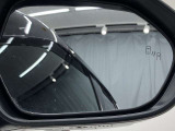 隣車線を走る車両をレーダーで検知し、ドアミラーでは確認しにくい後側方エリアに存在する車両に加え、急接近してくる車両も検知します。車両を検知するとドアミラーに搭載されたLEDインジケーターが点灯します。
