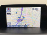 【SDナビゲーションシステム】運転中の視線移動が少なく済むよう、遠方情報に8インチ遠視用ディスプレイ、手前にはタブレット感覚で操作できる7インチトヨタマルチオペレーションタッチを配置しています。