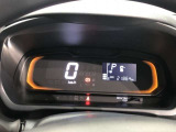 メーターは視認性の良いデジタルメーターです。