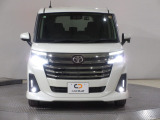 ハロゲンより明るく、より遠くまでさらなる安心感のあるLEDヘッドライトを採用。照射軸の上下方向を自動調整するオートレベリング機構、点灯忘れも防止できるオートライトコントロール機構付きです。