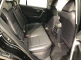 【後部座席】も当然、綺麗・清潔に仕上げております。内装の綺麗なお車は気持ちが良いですし、コンディションのいい車が多いです。これもオススメの1台です。