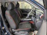 高いホールド性で運転姿勢が安定します。長距離ドライブでも疲れにくいのが魅力です。快適なドライビングライフをお送りください♪