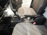 【頼れるマニュアル車】自分で操る楽しさを味わえる5速シフト。路面状況に合わせて四駆の切り替えも可能で悪路でもドライバーをしっかり支えます。