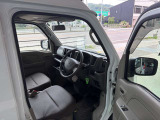 広々とした運転席です!ぜひ1度ご来店いただきご乗車ください!