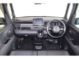 操作性に優れた運転席となります!小物入れや各ボタンの配置にこだわり、使いやすいです!座り心地もよく視認性も良好なのでロングドライブもお任せ下さい!