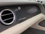 ベントレーは全てオーダーでの発注となっておりますので同じ車種でもステッチやベニヤ部分でまったく違う表情を感じることができます。