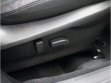 電動シートを装備。お客様に安全に運転頂けるよう座席の位置、座面の上げ下げやリクライニングの加減も細やかな設定を可能にしました。