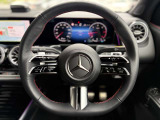 AMGスポーツステアリングを装備。手元操作もしやすく、上質な運転席です。