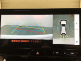 【パノラミックビューモニター(床下透過表示機能付)】クルマを上から見たような画像をディスプレイに表示し、運転席から確認しにくい箇所も確認できます。車両直下及びタイヤ付近のアンダーフロアの確認も可能です
