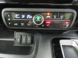 AUTOエアコンでいつでも快適な温度に!さらに運転席と助手席にはシートヒーターも付いています。
