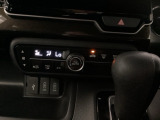 オートエアコンで、毎日のドライブを快適に。温度、風量を自動で調整し、理想的な車内環境を提供します。