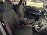 運転席の画像です。足元やシートまわりに余裕があり、リラックスした姿勢で運転が可能です。視界も良好で操作系へのアクセスもしやすく、快適で安心感のあるドライブをサポートします。