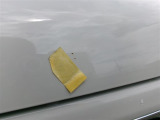 ルーフの運転席側前方にキズがあります。