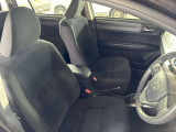 運転席の画像です。足元やシートまわりに余裕があり、リラックスした姿勢で運転が可能です。視界も良好で操作系へのアクセスもしやすく、快適で安心感のあるドライブをサポートします。