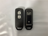 スマートキーを装備しています。鍵を差し込むことなくドアロックの開け閉めと、スタートボタン操作でのエンジンスタートができます。スペアキーも同じものを用意しております。