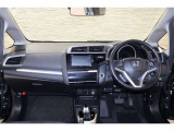 操作性に優れた運転席となります!小物入れや各ボタンの配置にこだわり、使いやすいです!座り心地もよく視認性も良好なのでロングドライブもお任せ下さい!