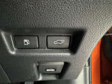 電動式バックドアです。 荷物を持ったままでもボタン一つで自動的に開け閉めできるので便利ですよ。 挟み込み防止機能も付いていますのでお子様の手や荷物を挟み込むのを防いでくれますよ。