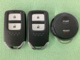 スマートキーを装備しています。鍵を差し込むことなくドアロックの開け閉めと、スタートボタン操作でのエンジンスタートができます。加えて、純正リモコンエンジンスターター用の操作キーもついています。