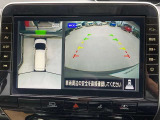 インテリジェント アラウンドビューモニター。上空から見下ろしている様な映像をモニターへ映し出し、スムーズな駐車をサポートします。さらに障害物検知センサー反応すると、警告表示、警告音により注意を促します