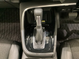 「e:HEV」は、モーター走行を中心にしながら電気エネルギーやエンジン動力を最も効率よく使い分けることができる賢いハイブリッドシステムです。