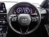 ハンドル左側にはオーディオ操作が出来るオーディオリモートコントロールスイッチ、右側にはHonda SENSINGとオートクルーズコントロールのスイッチを装備!