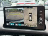 フロント、リア、左右ドアミラーのカメラから得た情報をコンピューターが解析。車をまるで上空から見下ろしたように路面を映し出すグラウンドビューをはじめ、状況に応じた映像をナビ画面に表示します。