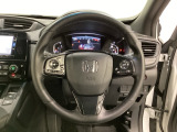 ハンドルにHondaセンシング系のクルーズコントロールやレーンキープアシストなどのスイッチと、オーディオの操作スイッチが装備されています。ハンドルから手を離さず安全に操作できます。