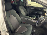 運転席の画像です。足元やシートまわりに余裕があり、リラックスした姿勢で運転が可能です。視界も良好で操作系へのアクセスもしやすく、快適で安心感のあるドライブをサポートします。