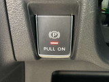 電動パーキングブレーキです。ブレーキペダルを踏み込み、Pスイッチを引き上げると作動、押し下げると解除されます。