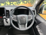 インテリアに合わせたデザインのステアリングは、運転される方のことも考え、運転しやすい形状、大きさです。是非一度、実際に触ってお確かめください。